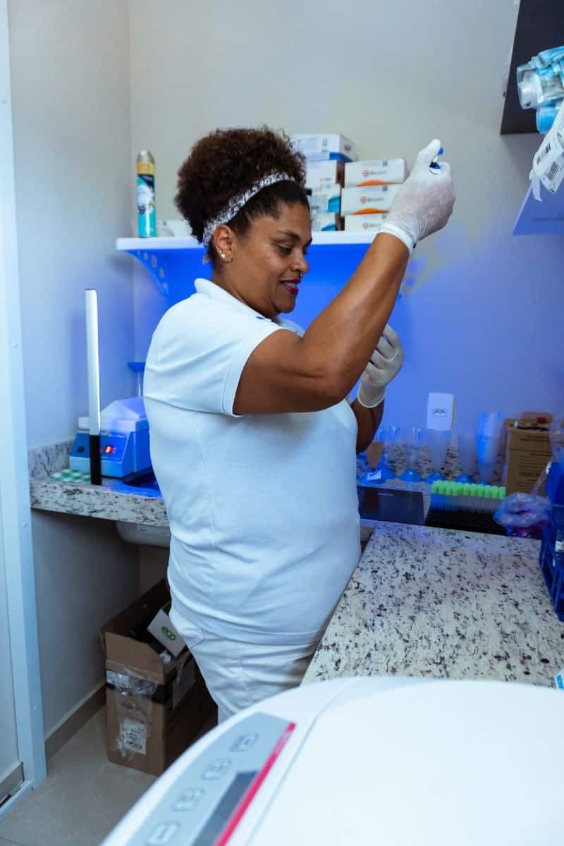 Profissional manuseando uma amostra no laboratório