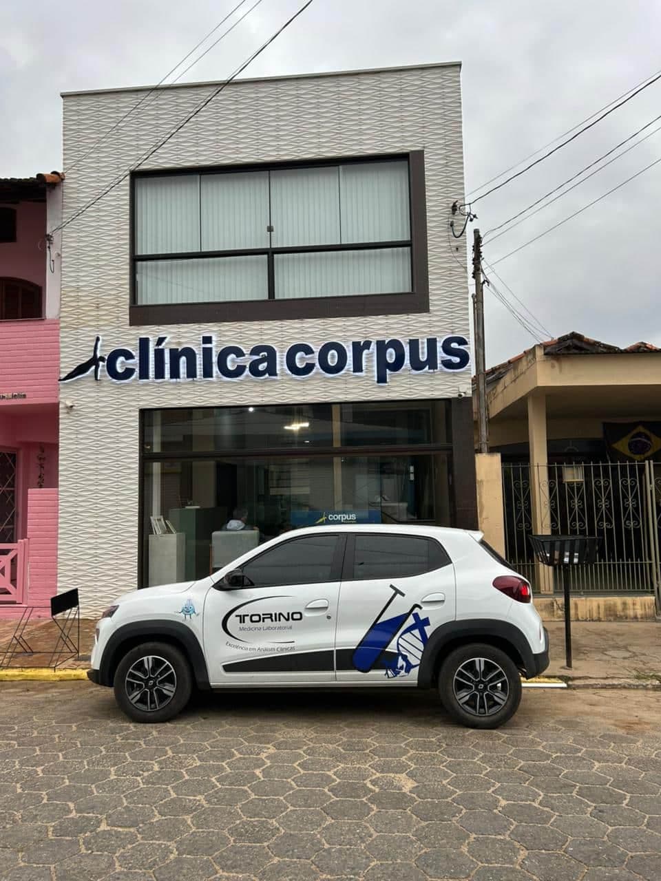 Fachada da unidade Itanhandu, com o carro do Laboratório Torino